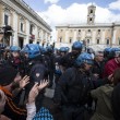 Roma: polizia carica con idranti manifestanti per casa13