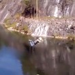Salta con bungee jumping e sbatte sulla roccia 5