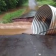Strada spazzata via durante inondazioni in Texas4