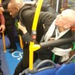 Uomo picchiato su bus Sei razzista2
