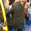 Uomo picchiato su bus Sei razzista
