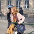 Poliziotto afferra per la gola donna a Tolosa4