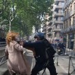 Poliziotto afferra per la gola donna a Tolosa2