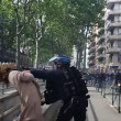 Poliziotto afferra per la gola donna a Tolosa