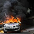 Parigi, auto polizia data alle fiamme agenti fuggono5