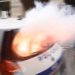 Parigi, auto polizia data alle fiamme agenti fuggono4