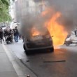 Parigi, auto polizia data alle fiamme agenti fuggono10