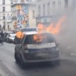 Parigi, auto polizia data alle fiamme agenti fuggono8