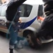 Parigi, auto polizia data alle fiamme agenti fuggono7