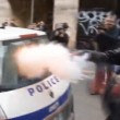 Parigi, auto polizia data alle fiamme agenti fuggono3