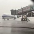 YOUTUBE Cina: fulmine colpisce aereo fermo in aeroporto5