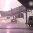 YOUTUBE Cina: fulmine colpisce aereo fermo in aeroporto3