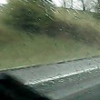 Auto slitta sotto pioggia, guidatore evita incidente2