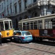 Milano, auto polizia incastrata tra tram piazza Scala FOTO