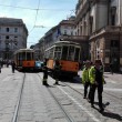 Milano, auto polizia incastrata tra tram piazza Scala FOTO4