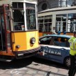 Milano, auto polizia incastrata tra tram piazza Scala FOTO3