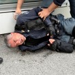 YOUTUBE Brennero, scontri anarchici-polizia: agente ferito 12