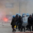 YOUTUBE Brennero, scontri anarchici-polizia: agente ferito 13