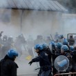 YOUTUBE Brennero, scontri anarchici-polizia: agente ferito 14