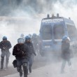 YOUTUBE Brennero, scontri anarchici-polizia: agente ferito 17