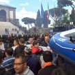 Roma: polizia carica con idranti manifestanti per la casa34
