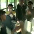 Cina, borseggiatore picchiato sul bus2