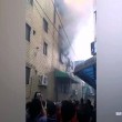 VIDEO Palazzo in fiamme, mamma getta da finestra figli