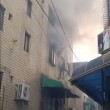 VIDEO Palazzo in fiamme, mamma getta da finestra figli3