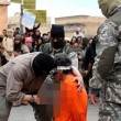 Isis, condannati accoltellati al cuore in piazza: foto choc 3