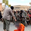 Isis, condannati accoltellati al cuore in piazza: foto choc 2