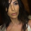 Kim Kardashian, seno in vista e maglietta color carne