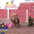 Toro incorna matador e lo lancia in aria2