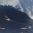 YOUTUBE Onda gigantesca alle Hawaii. Surfisti per evitarla.. 02
