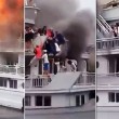 Traghetto in fiamme, passeggeri si buttano in mare 4