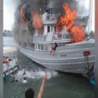 Traghetto in fiamme, passeggeri si buttano in mare 2