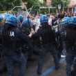 YOUTUBE Salvini a Bologna, polizia carica antagonisti