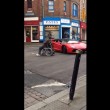 Sedia a rotelle contro Lamborghini, chi vince? Guarda VIDEO