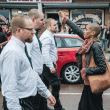 YOUTUBE Svezia, donna sfida con pugno chiuso corteo neonazi 4