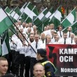 YOUTUBE Svezia, donna sfida con pugno chiuso corteo neonazi 6