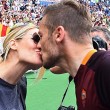 Francesco Totti e Ilary Blasi, bacio d'amore a bordocampo