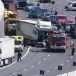 Autostrada A1, incidente tra camion e pullmann: feriti e code