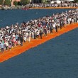 Passerella Christo Lago d'Iseo, primi incidenti per turisti arrivati in massa