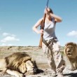 Cacciatori: posa con leone ucciso, ma altro felino2