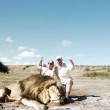 Cacciatori: posa con leone ucciso, ma altro felino6