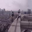 Cina,coppia balla su cornicione grattacielo. Arte o incoscienza4