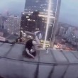 Cina,coppia balla su cornicione grattacielo. Arte o incoscienza
