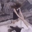 Cina,coppia balla su cornicione grattacielo. Arte o incoscienza6