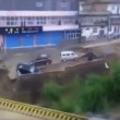 Cina: automobilisti intrappolati trascinati dall'acqua 1