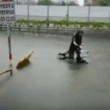 Cina: automobilisti intrappolati trascinati dall'acqua 6