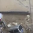 Cina: automobilisti intrappolati trascinati dall'acqua 5